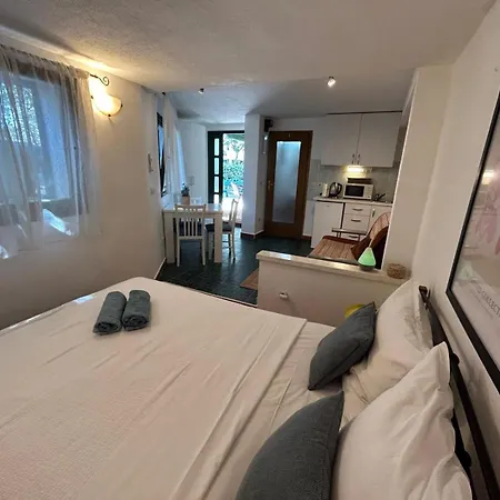 Garden Apartment *